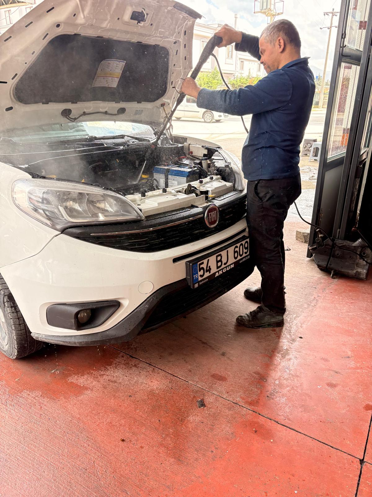 Erenler Sakarya oto servis motor bölmesi çalışması